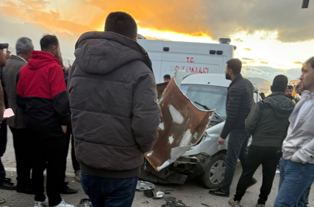 HAKKARİ'NİN YÜKSEKOVA İLÇESİNDE 3 HAFİF TİCARİ ARACIN KARIŞTIĞI ZİNCİRLEME TRAFİK KAZASINDA, 2'Sİ...