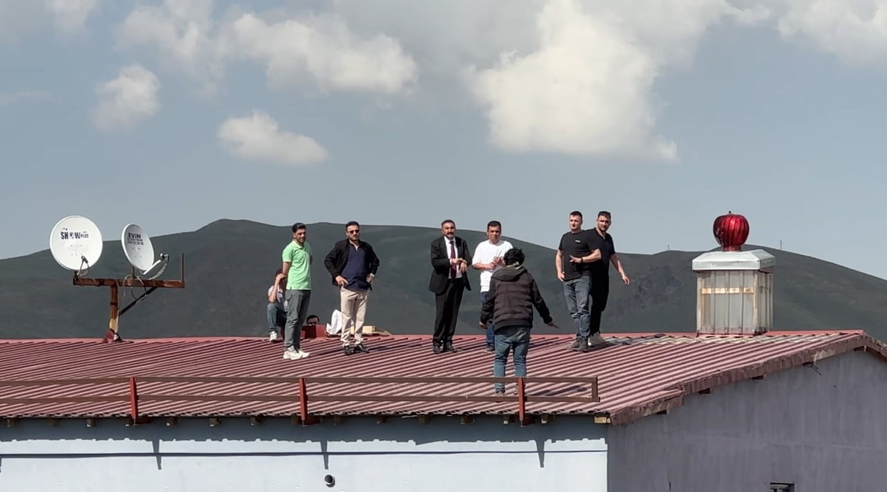 HAKKARİ'NİN YÜKSEKOVA İLÇESİNDE 5 KATLI BİNANIN ÇATISINA ÇIKARAK İNTİHAR GİRİŞİMİNDE BULUNAN GENÇ...