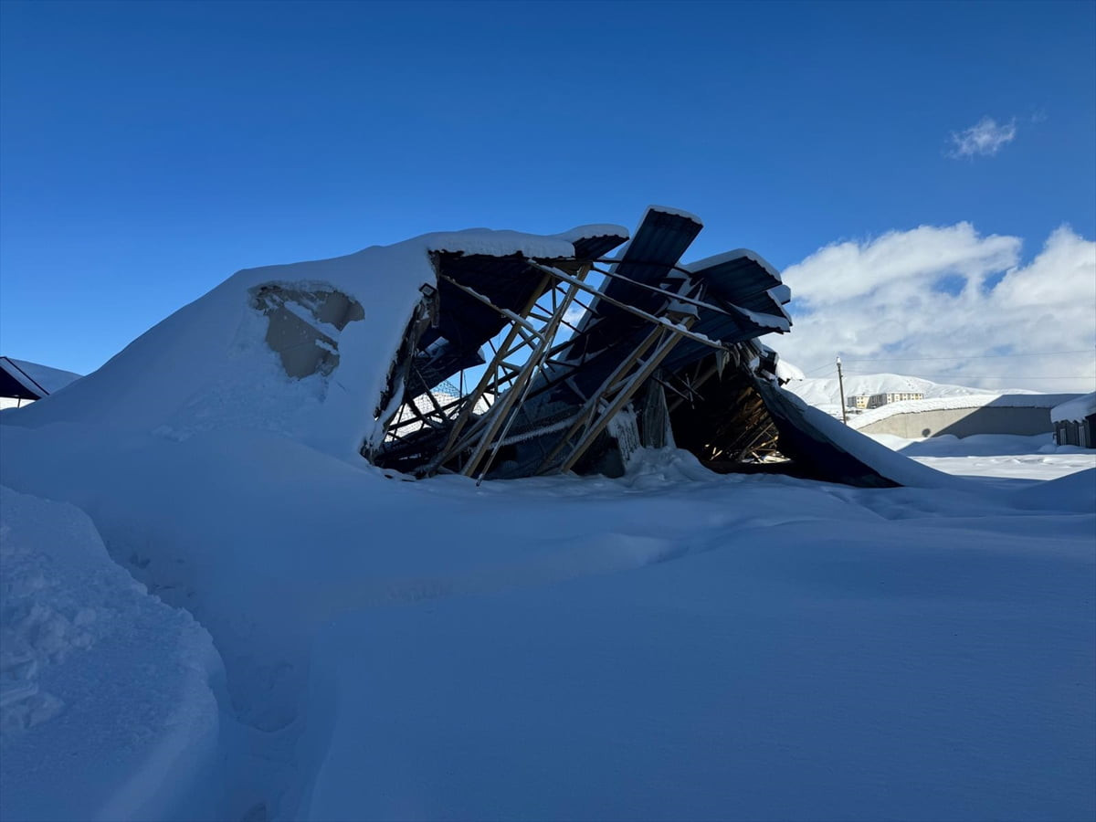Hakkari'nin Yüksekova ilçesinde 8 halı sahanın, Derecik ilçesinde de belediye garajı ile bazı...