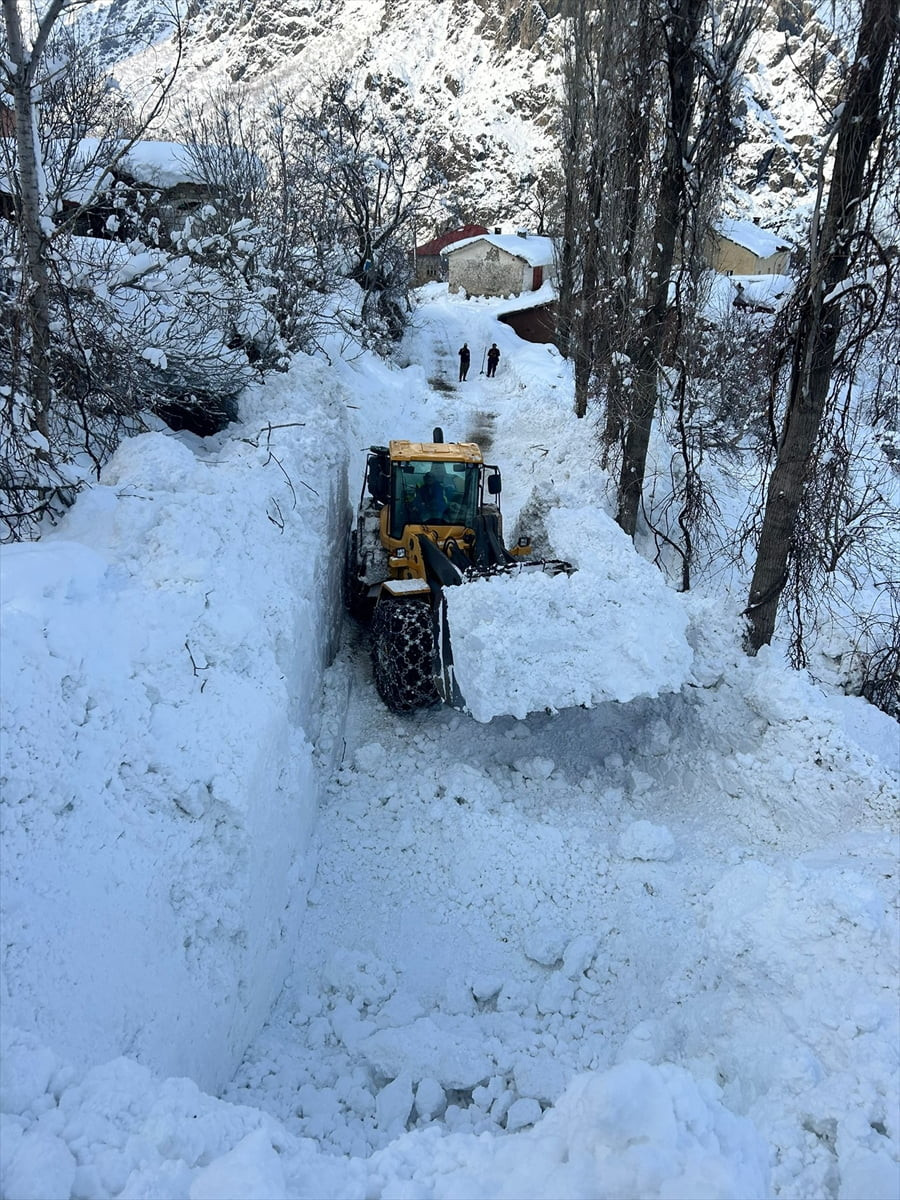 Hakkari'nin Yüksekova ilçesinde çığ düşmesi sonucu kapanan Yeşiltaş köyü yolu, 3 günlük çalışmanın...