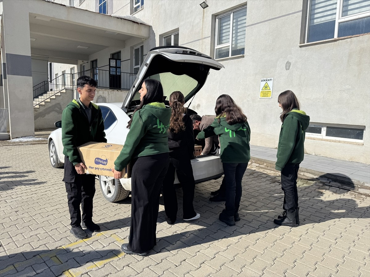 Hakkari'nin Yüksekova ilçesinde gönüllü öğretmen ve öğrenciler, Milli Eğitim Bakanlığının "Okulun...