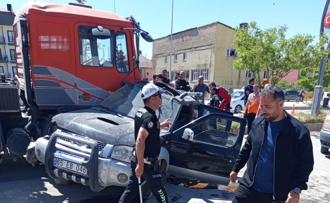 HAKKARİ'NİN YÜKSEKOVA İLÇESİNDE HAFİF TİCARİ ARAÇ İLE VİNCİN ÇARPIŞMASI SONUCU 1 KİŞİ...