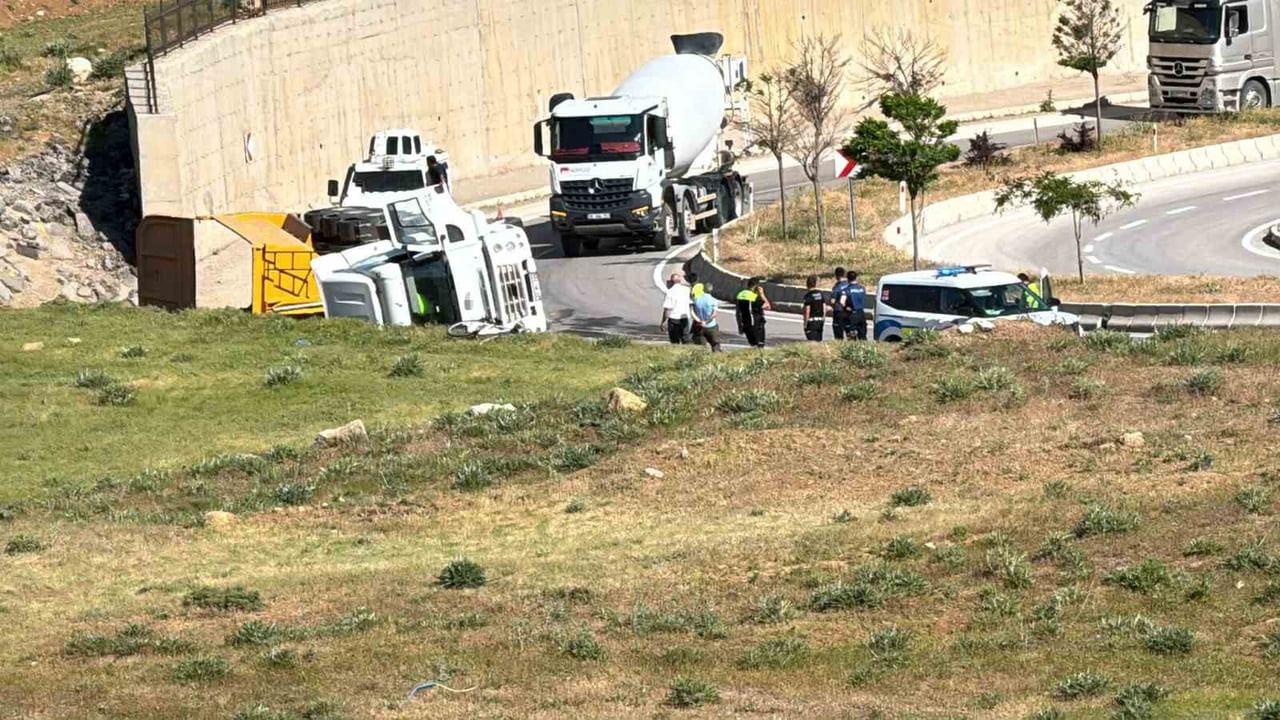 HAKKARİ'NİN YÜKSEKOVA İLÇESİNDE HAFRİYAT TAŞIYAN ARACIN VİRAJI ALAMAYARAK DEVRİLMESİ SONUCU...
