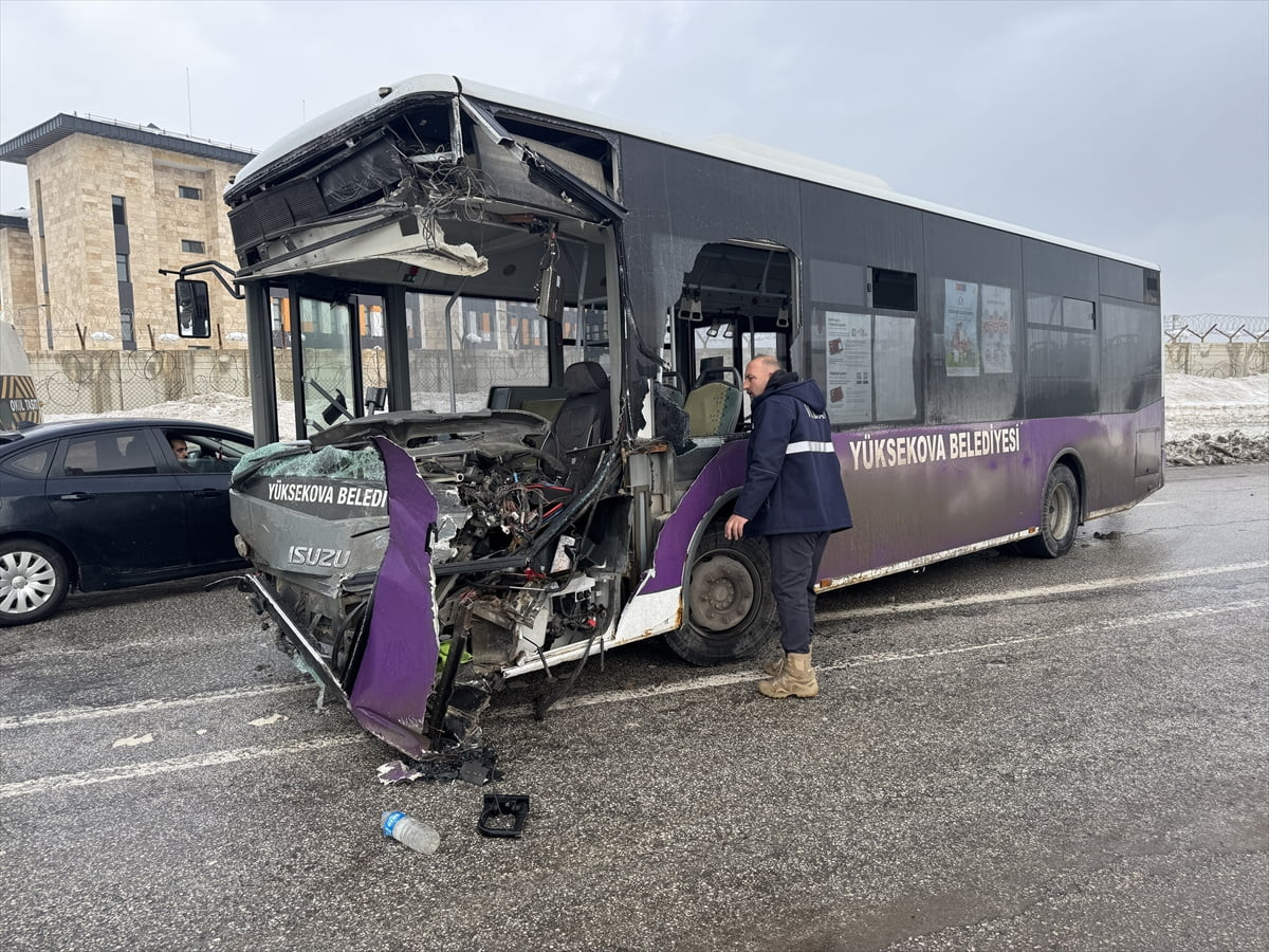 Hakkari'nin Yüksekova ilçesinde halk otobüsü ile toplu taşıma yapan minibüsün çarpışması sonucu 18...