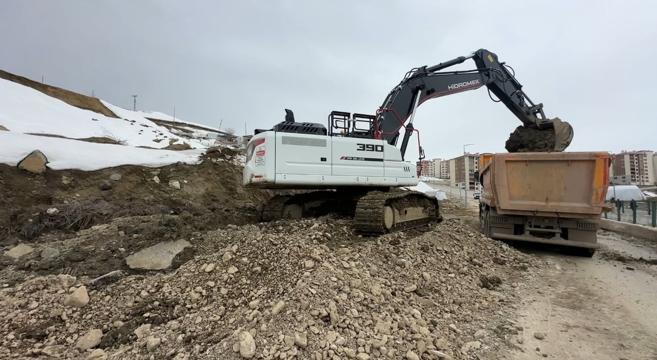 HAKKARİ'NİN YÜKSEKOVA İLÇESİNDE HEYELANIN DÜŞTÜĞÜ PİZOK YOLUNDA ÇALIŞMALAR DEVAM...
