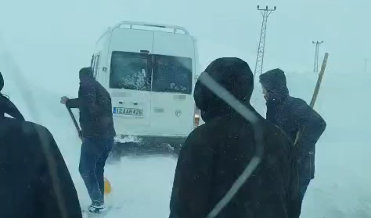 HAKKARİ'NİN YÜKSEKOVA İLÇESİNDE KAR VE TİPİ NEDENİYLE YOLDA MAHSUR KALAN 5 ARAÇTAKİ VATANDAŞLAR...