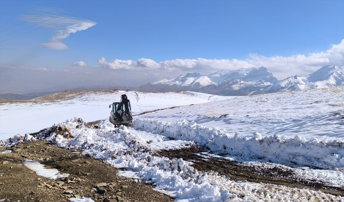 Hakkari'nin Yüksekova ilçesinde kardan kapanan üs bölgesinin yolu ekiplerin çalışması sonucu...