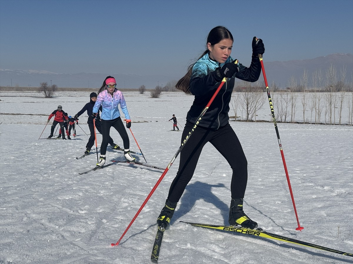 Hakkari'nin Yüksekova ilçesinde kayak takımı sporcuları, Türkiye Kayaklı Koşu Eleme Yarışması'nda...