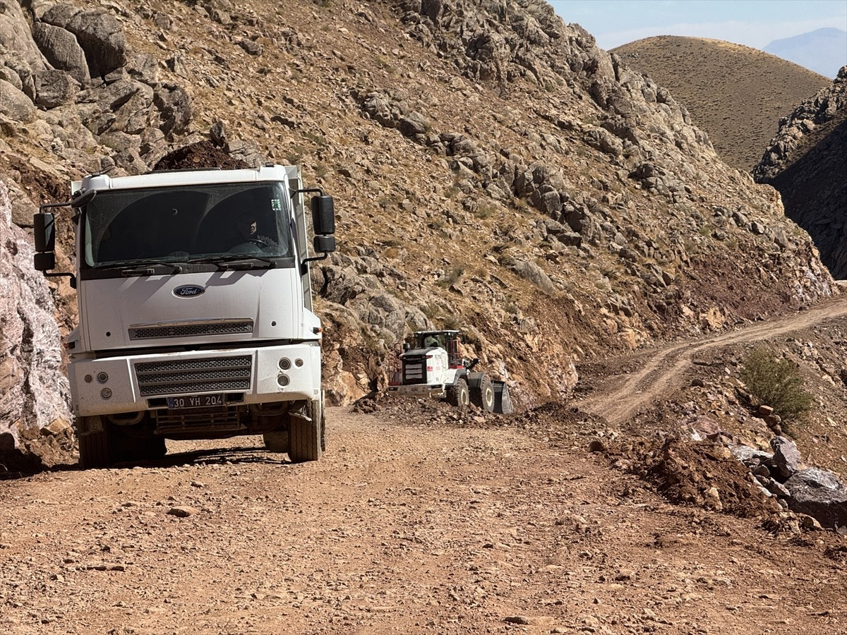 Hakkari'nin Yüksekova ilçesinde kışın çığ sonucu yolu günlerce kapalı kalan köy, yeni yapılan...