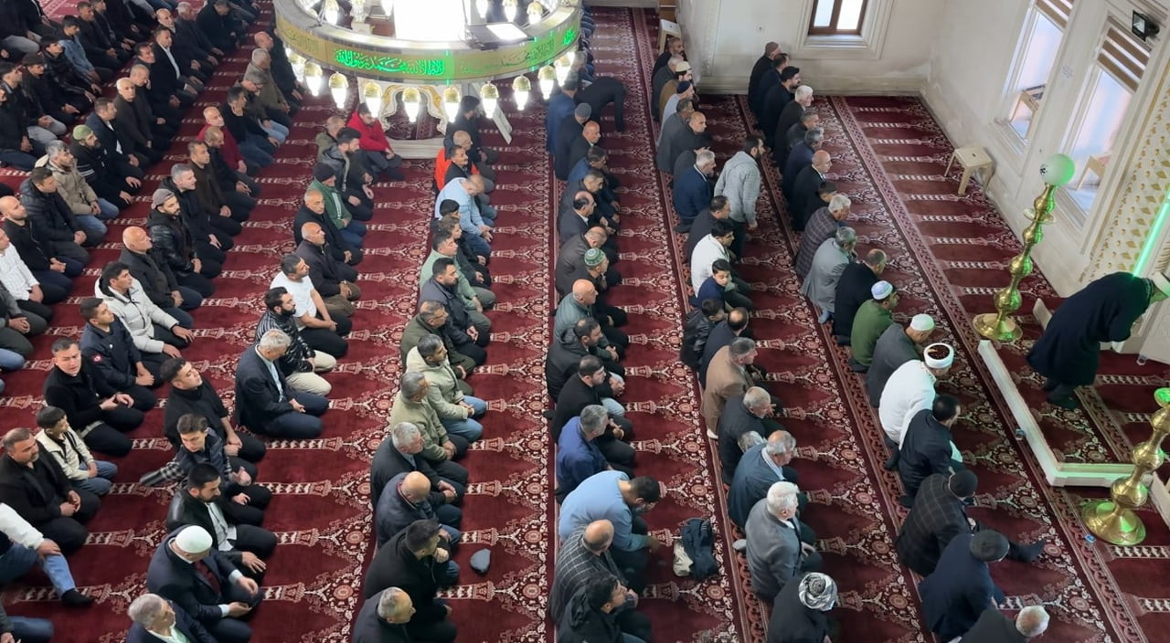 HAKKARİ'NİN YÜKSEKOVA İLÇESİNDE KURBAN BAYRAMIN İLK GÜNÜNDE VATANDAŞLAR BAYRAM NAMAZI İÇİN...