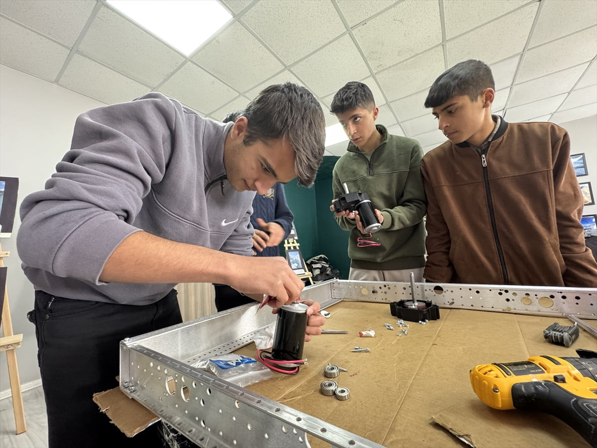 Hakkari'nin Yüksekova ilçesinde Mehmet Akif Ersoy Anadolu İmam Hatip Lisesi öğrencileri, robotik...