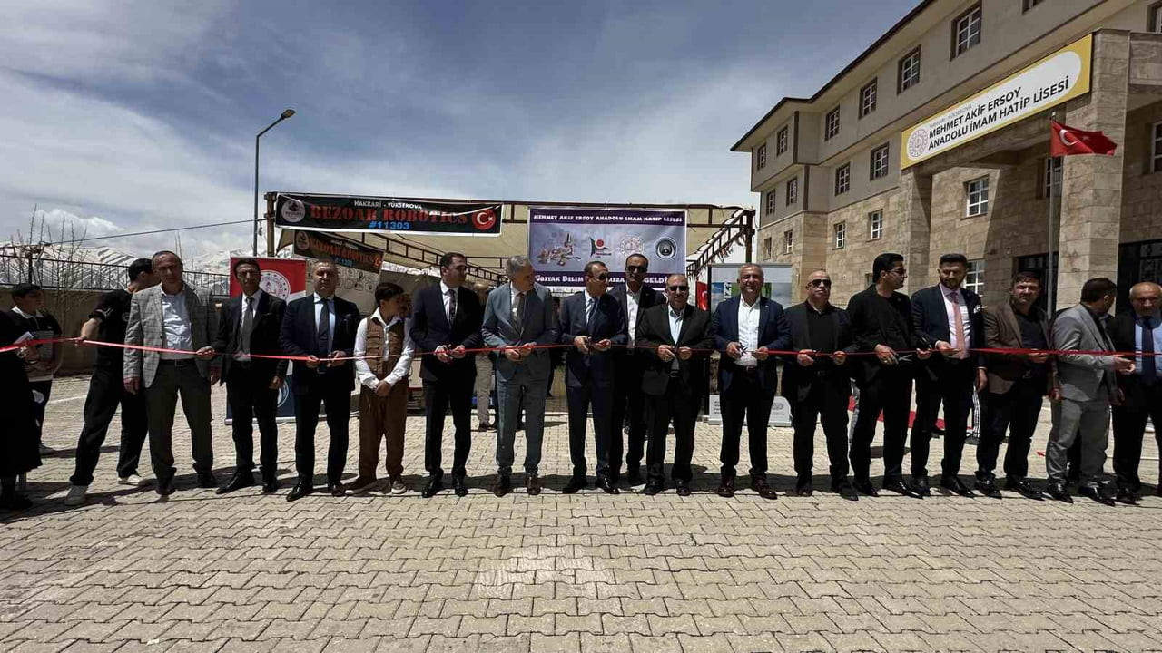 HAKKARİ'NİN YÜKSEKOVA İLÇESİNDE MEHMET AKİF ERSOY ANADOLU İMAM HATİP LİSESİ ÖĞRENCİLERİ TARAFINDAN...