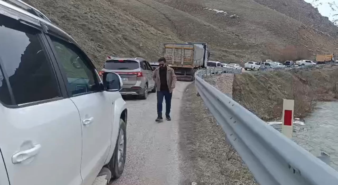 HAKKARİ'NİN YÜKSEKOVA İLÇESİNDE MEYDANA GELEN HEYELAN NEDENİYLE VAN KARAYOLU BİR SÜRE TRAFİĞE...