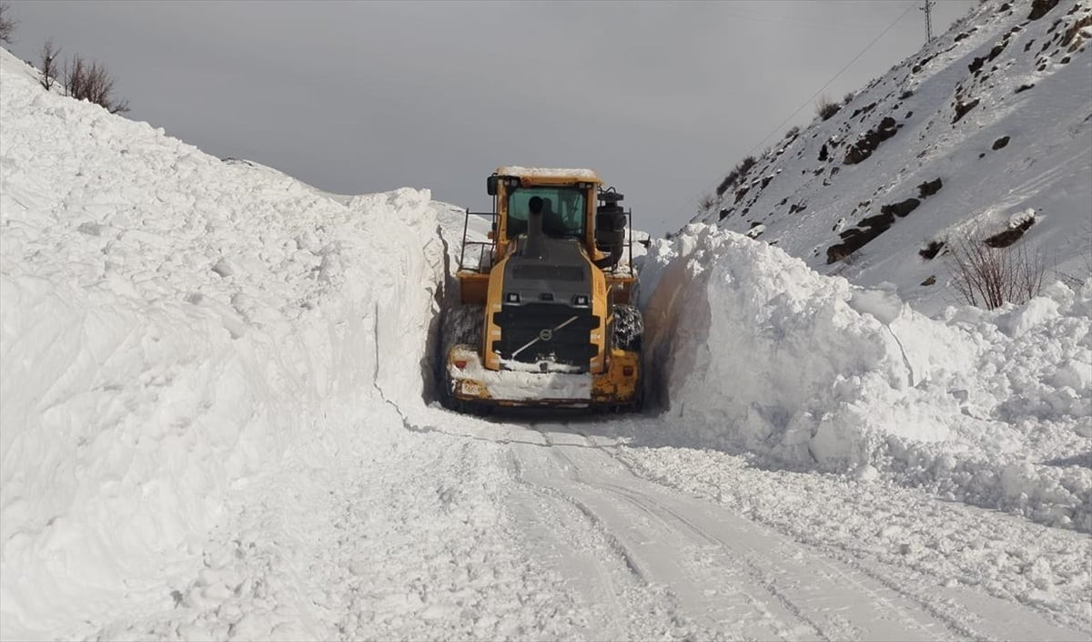 Hakkari'nin Yüksekova ilçesinde mezra yoluna düşen çığ, ekiplerin çalışmasıyla...
