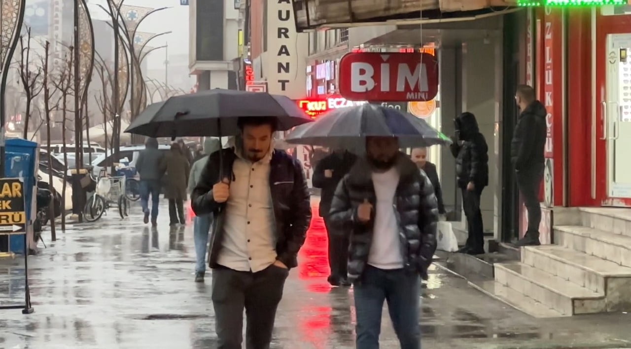 HAKKARİ'NİN YÜKSEKOVA İLÇESİNDE ÖĞLE SAATLERİNDE BAŞLAYAN KUVVETLİ SAĞANAK, GÜNLÜK YAŞAMI OLUMSUZ...