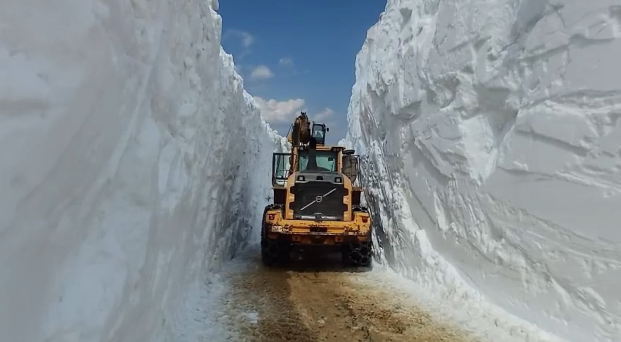 HAKKARİ'NİN YÜKSEKOVA İLÇESİNDE, TEMMUZ AYINA SAYILI GÜNLER KALMASINA RAĞMEN KARLA MÜCADELE...