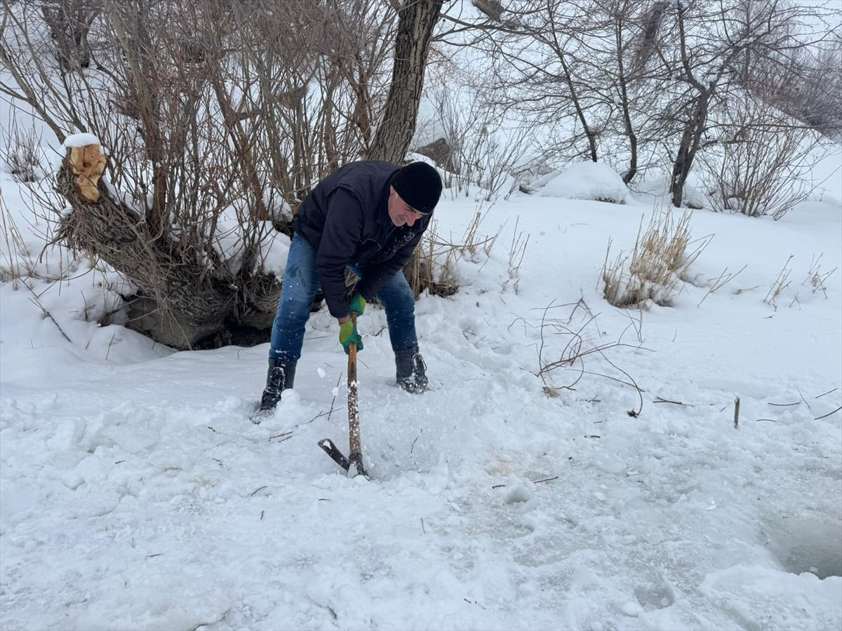 Hakkari'nin Yüksekova ilçesinde vatandaşlar, soğuk hava nedeniyle yüzeyi donan Zap Suyu'nda buzu...
