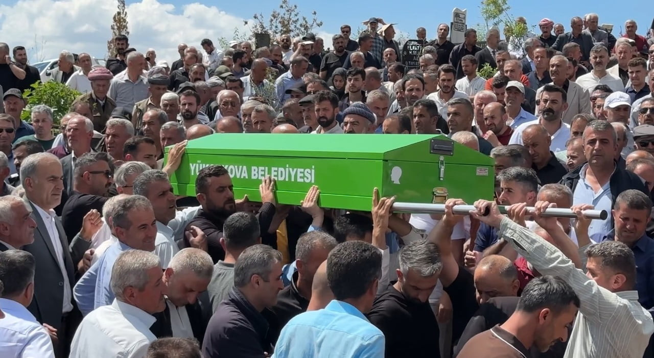 HAKKARİ'NİN YÜKSEKOVA İLÇESİNDE YOLCU MİNİBÜSÜ İLE KAMYONUN ÇARPIŞMASI SONUCU MEYDANA GELEN FECİ...