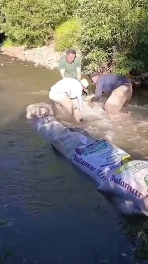 HAKKÂRİ'NİN YÜKSEKOVA İLÇESİNE BAĞLI ÇUKURCA KÖYÜNDE YAŞAYAN ÇİFTÇİLER, BÖLGEDE TARIMSAL SULAMA...