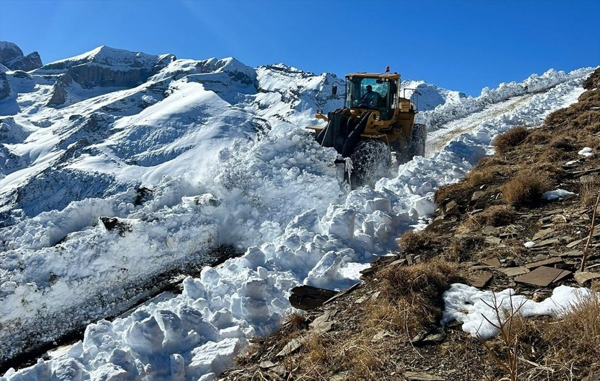 Hakkari'nin Yüksekova ve Şemdinli ilçelerinde geçen hafta etkili olan kar nedeniyle kapanan 22 üs...