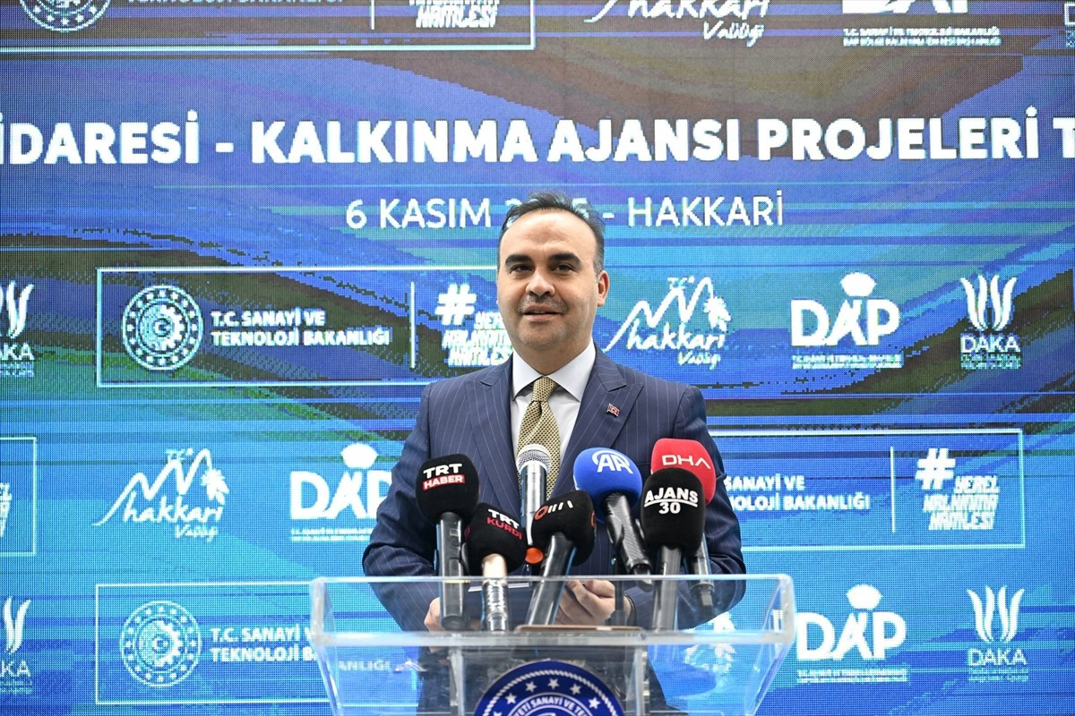 Hakkari'ye gelen Sanayi ve Teknoloji Bakanı Mehmet Fatih Kacır, Valilik Konferans Salonu'nda...