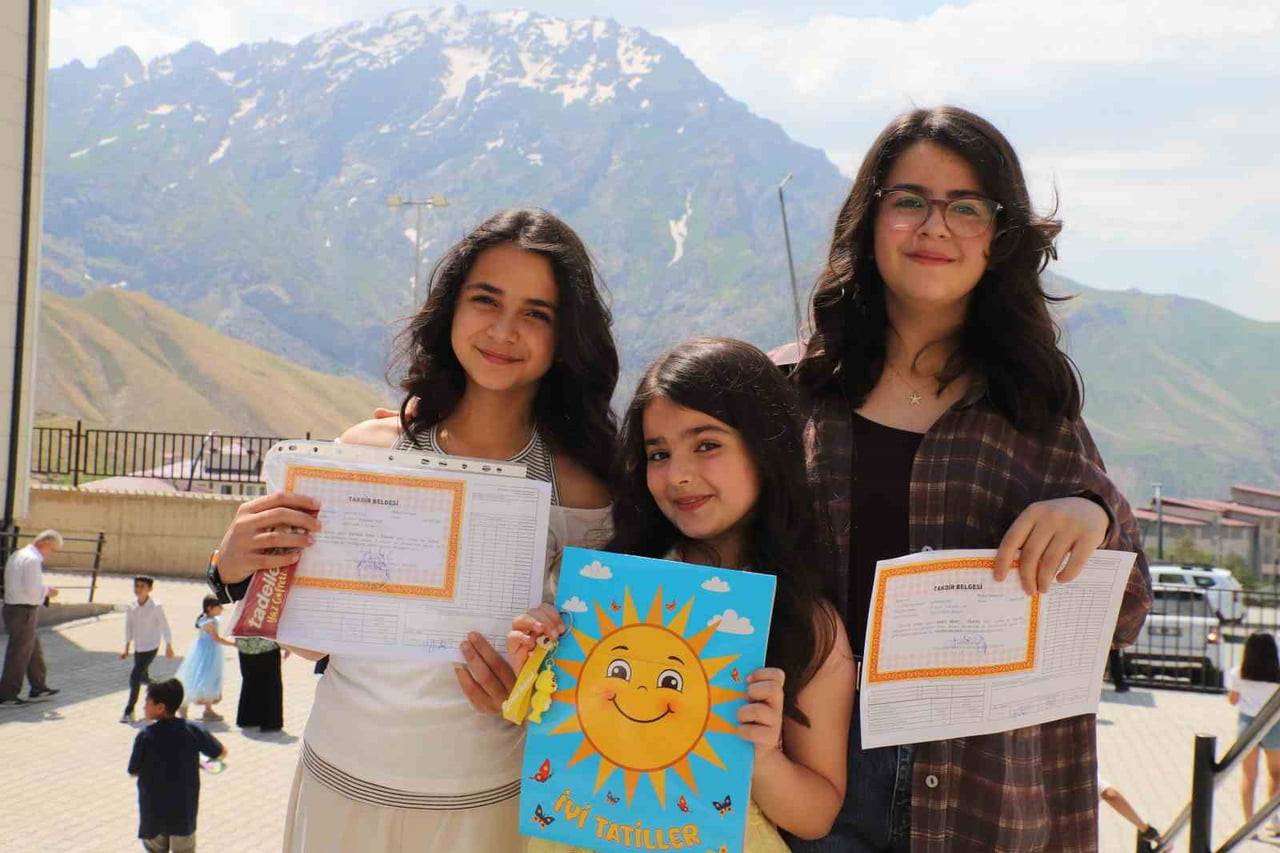 HAKKARİ’DE 2025-2026 EĞİTİM ÖĞRETİM YILININ SONA ERMESİYLE BİRLİKTE BİNLERCE ÖĞRENCİ KARNE...