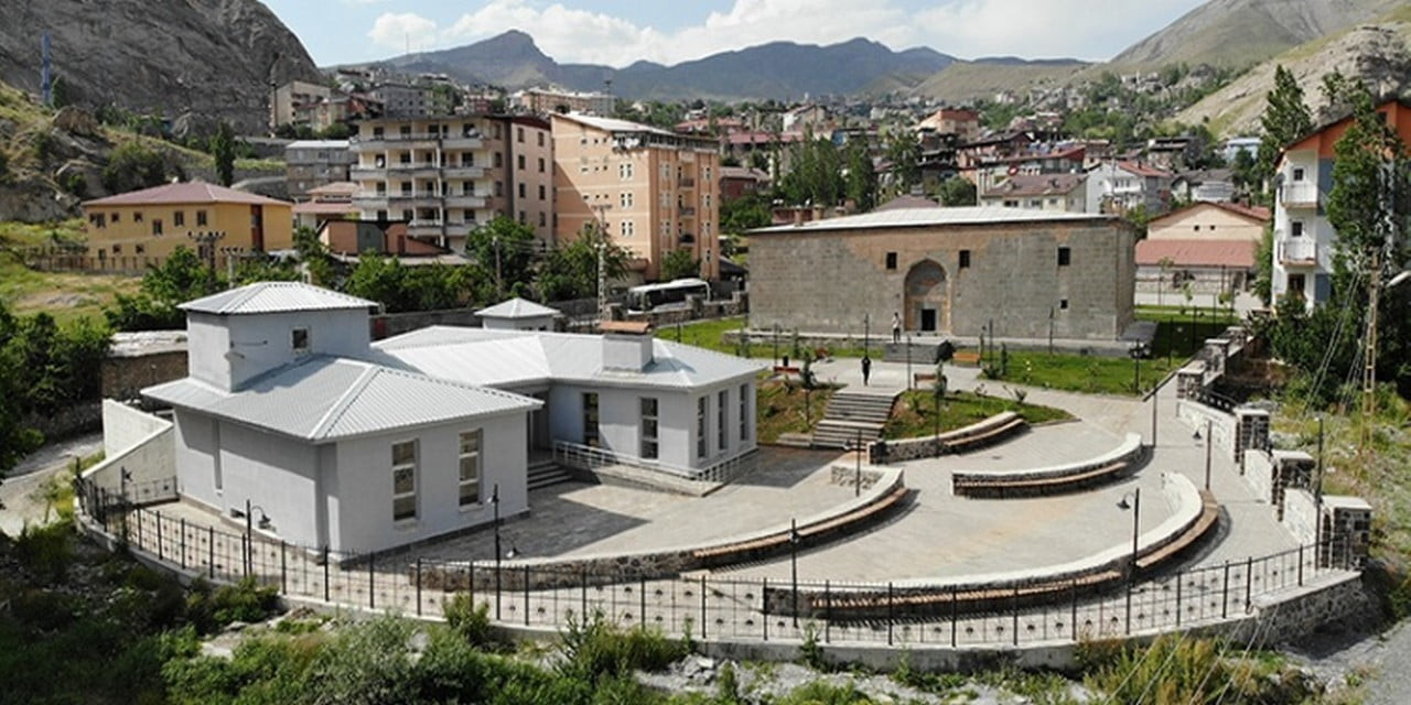 HAKKARİ’DE BULUNAN TARİHİ MEYDAN MEDRESESİ’NDE YAPILACAK PROFESYONEL ÇEKİMLER ARTIK ÜCRETLİ HALE...