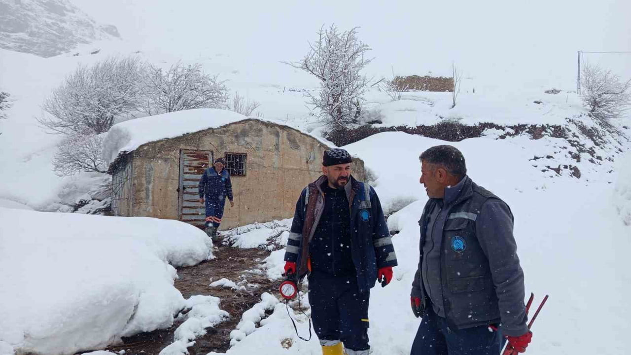 HAKKARİ’DE ETKİLİ OLAN SAĞANAK VE YÜKSEK KESİMLERDE GÖRÜLEN KAR YAĞIŞI, BELEDİYE EKİPLERİNİN...