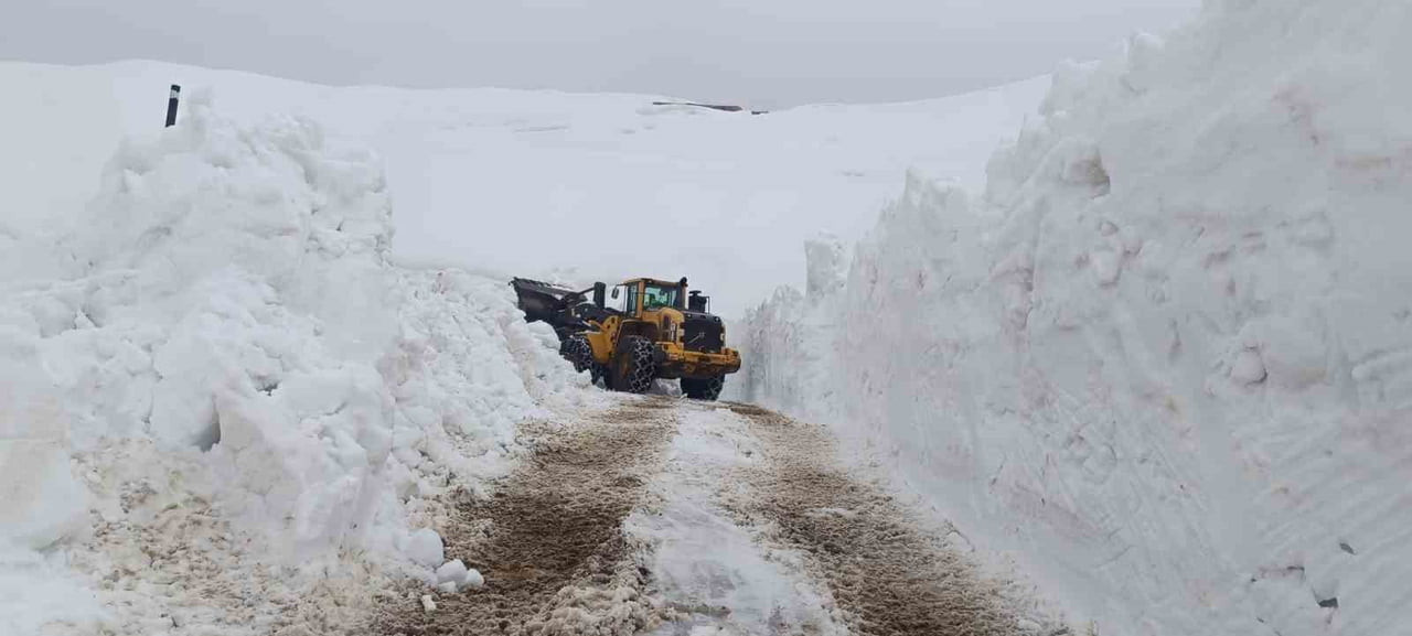 HAKKARİ’DE ETKİLİ OLAN SAĞANAK YAĞIŞ, ÖĞLE SAATLERİNDEN İTİBAREN YERİNİ KAR YAĞIŞINA BIRAKTI....