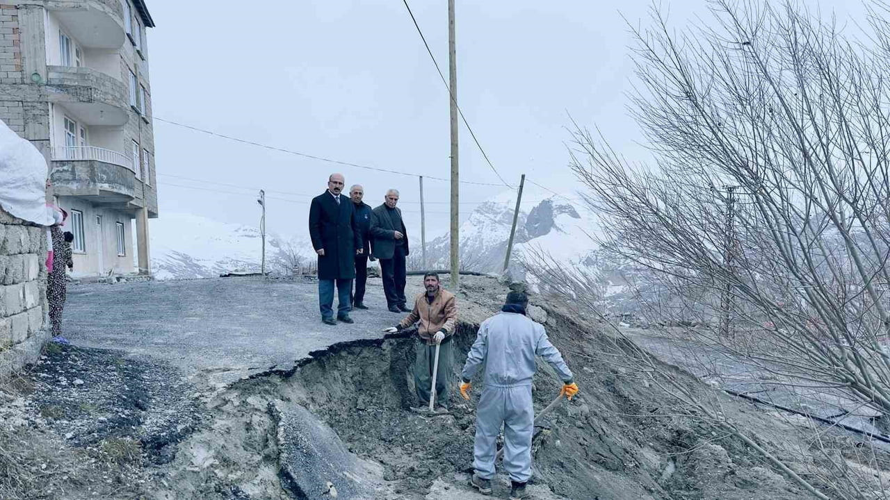 HAKKARİ’DE ETKİLİ OLAN YOĞUN KAR VE SAĞANAK YAĞIŞ SONRASI BİRÇOK MAHALLEDE TOPRAK KAYMALARI...