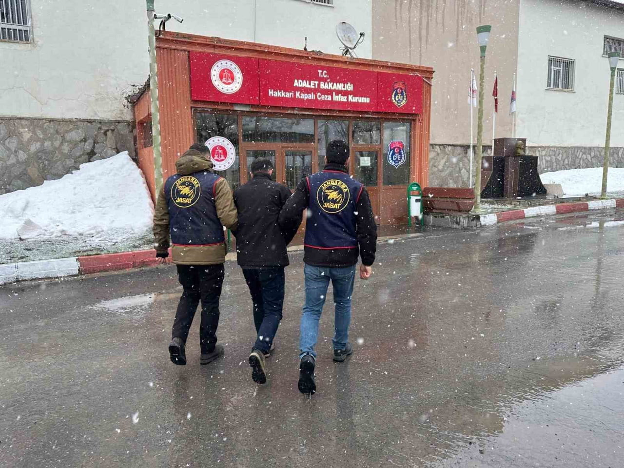 HAKKARİ’DE HAKKINDA ARAMA KARARI BULUNAN ŞAHIS, JANDARMA EKİPLERİNİN YÜRÜTTÜĞÜ ÇALIŞMALAR...