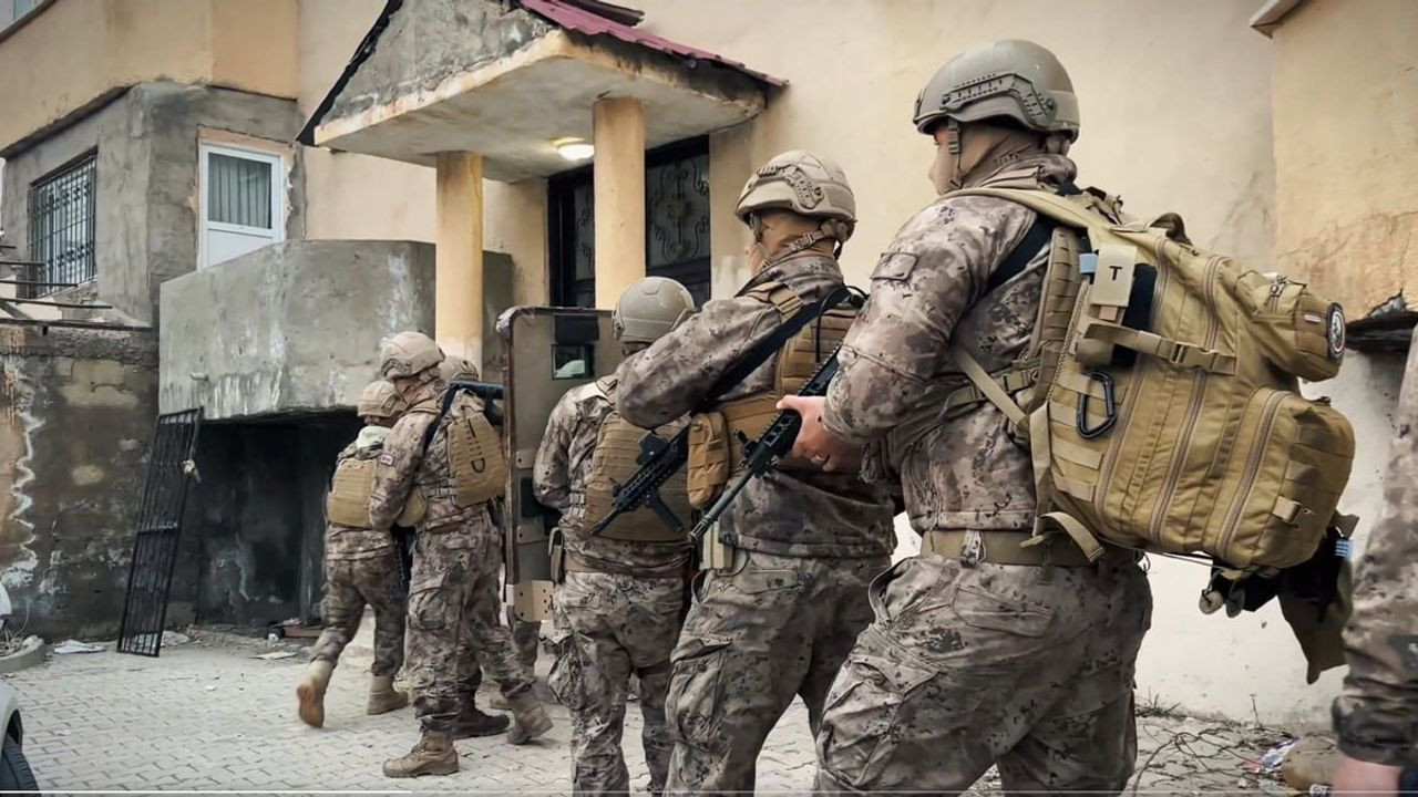 Hakkari'de Kaçakçılık Şebekesi Çökertildi