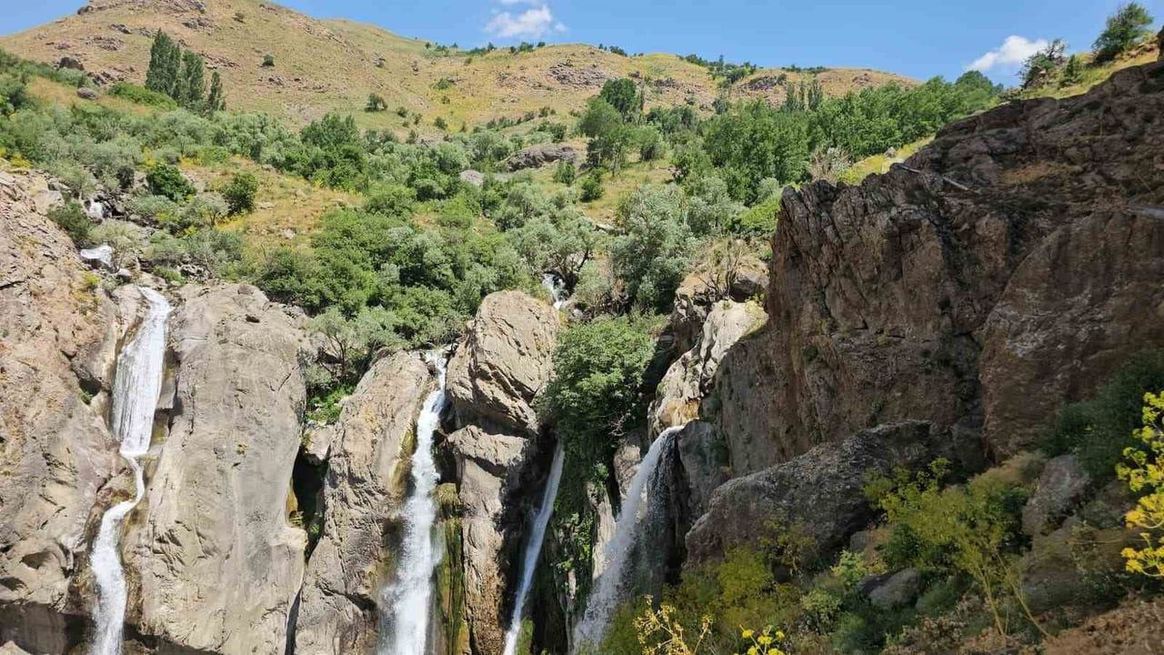 Hakkari'de marînüs şelalesi doğaseverleri büyülüyor