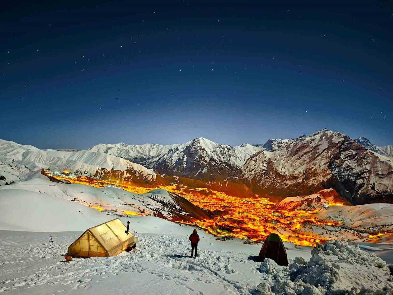 HAKKARİ’DEKİ MERGA BÜTAN YAYLASI’NDA KIŞ VE BAHARIN BİR ARAYA GELDİĞİ NİSAN GECESİNDE, DAĞCILAR VE...