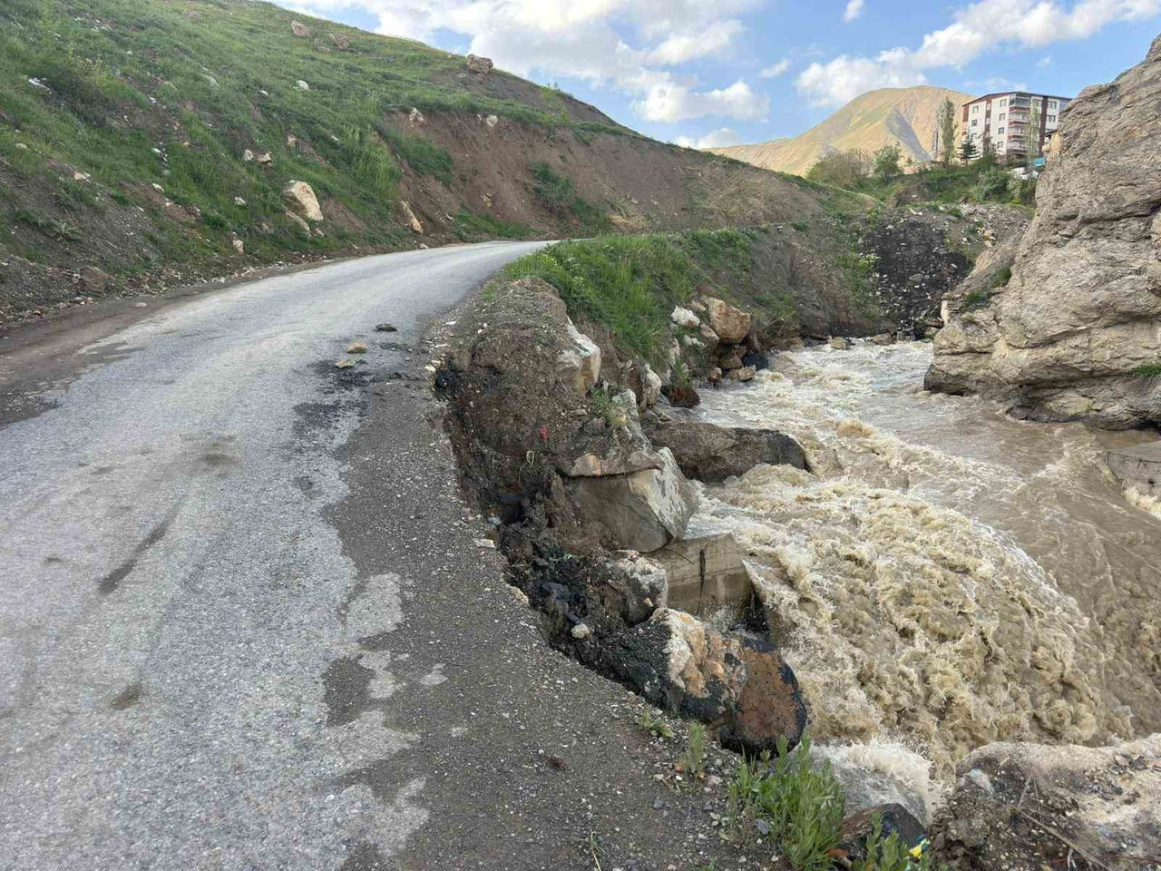 HAKKARİ’NİN BAĞLAR MAHALLESİ’NDE BULUNAN CAMİ CADDESİ’NDE, KATREMAS DERESİ’NİN DEBİSİNİN...