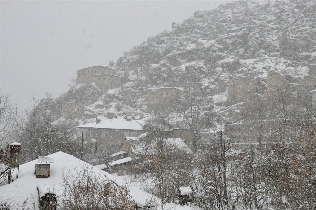 Hakkari’nin Çukurca ilçesinde sabah saatlerinde etkili olan kar yağışı ve sis, yaşamı olumsuz...