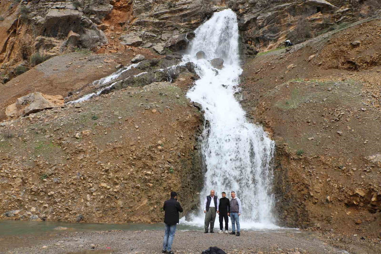 HAKKARİ’NİN ÇUKURCA İLÇESİNDEKİ SABIR DAĞI ETEĞİNDEN ÇIKAN BEYAZ SU ŞELALESİ, GÜRÜL GÜRÜL AKAN...