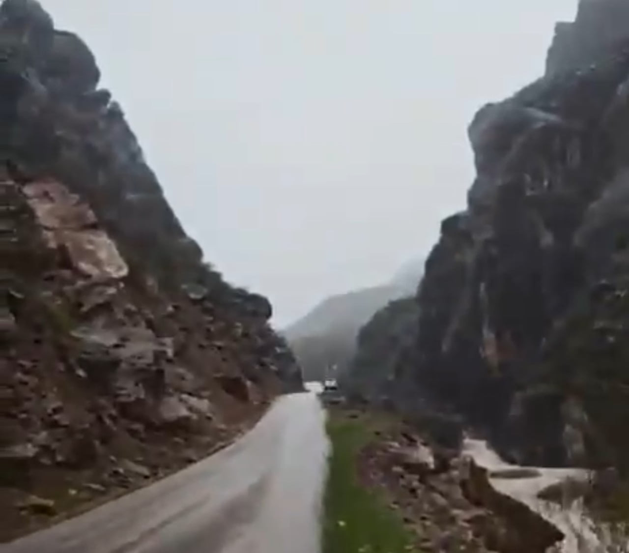 HAKKARİ’NİN ŞEMDİNLİ İLÇESİNDE ETKİLİ OLAN SAĞANAK YAĞIŞLAR SONRASI YAMAÇTAN KOPAN DEV KAYA...