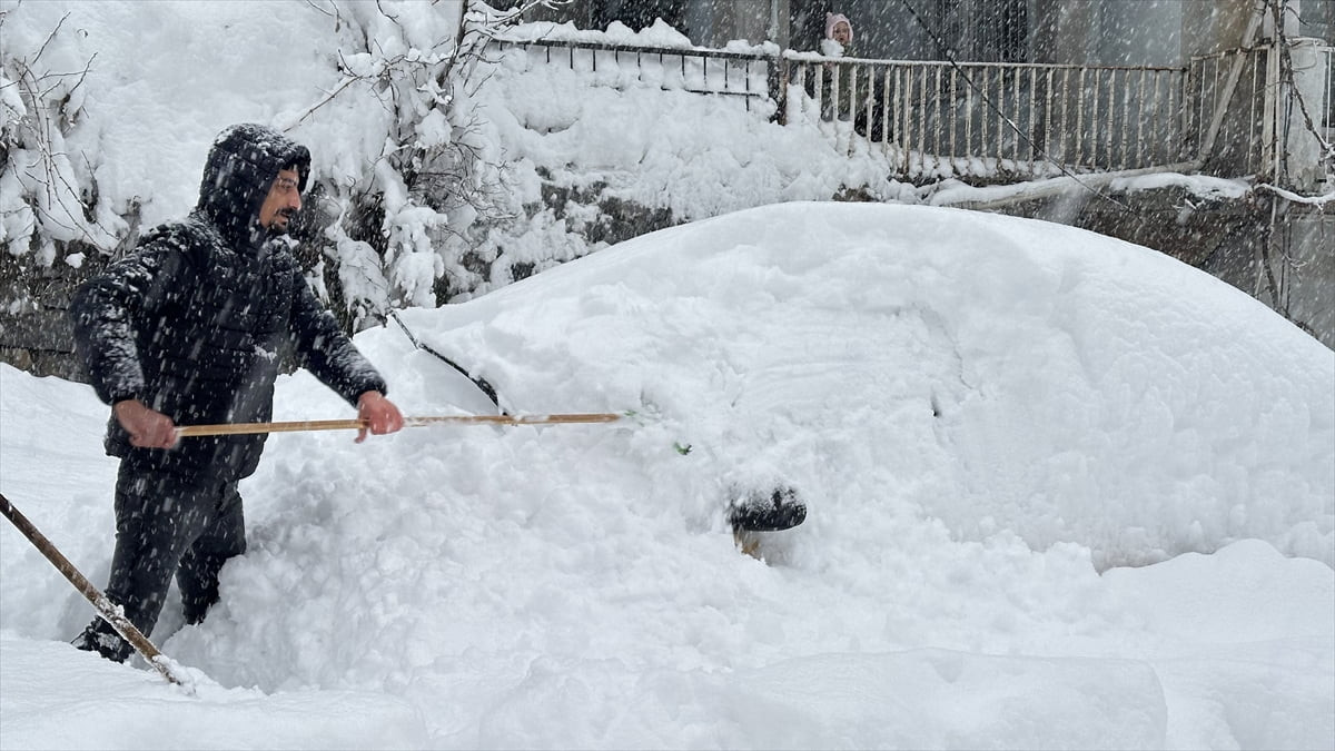 Hakkari’nin Şemdinli ilçesinde kar etkisini sürdürüyor. Araçların kar altında kaldığı ilçede...