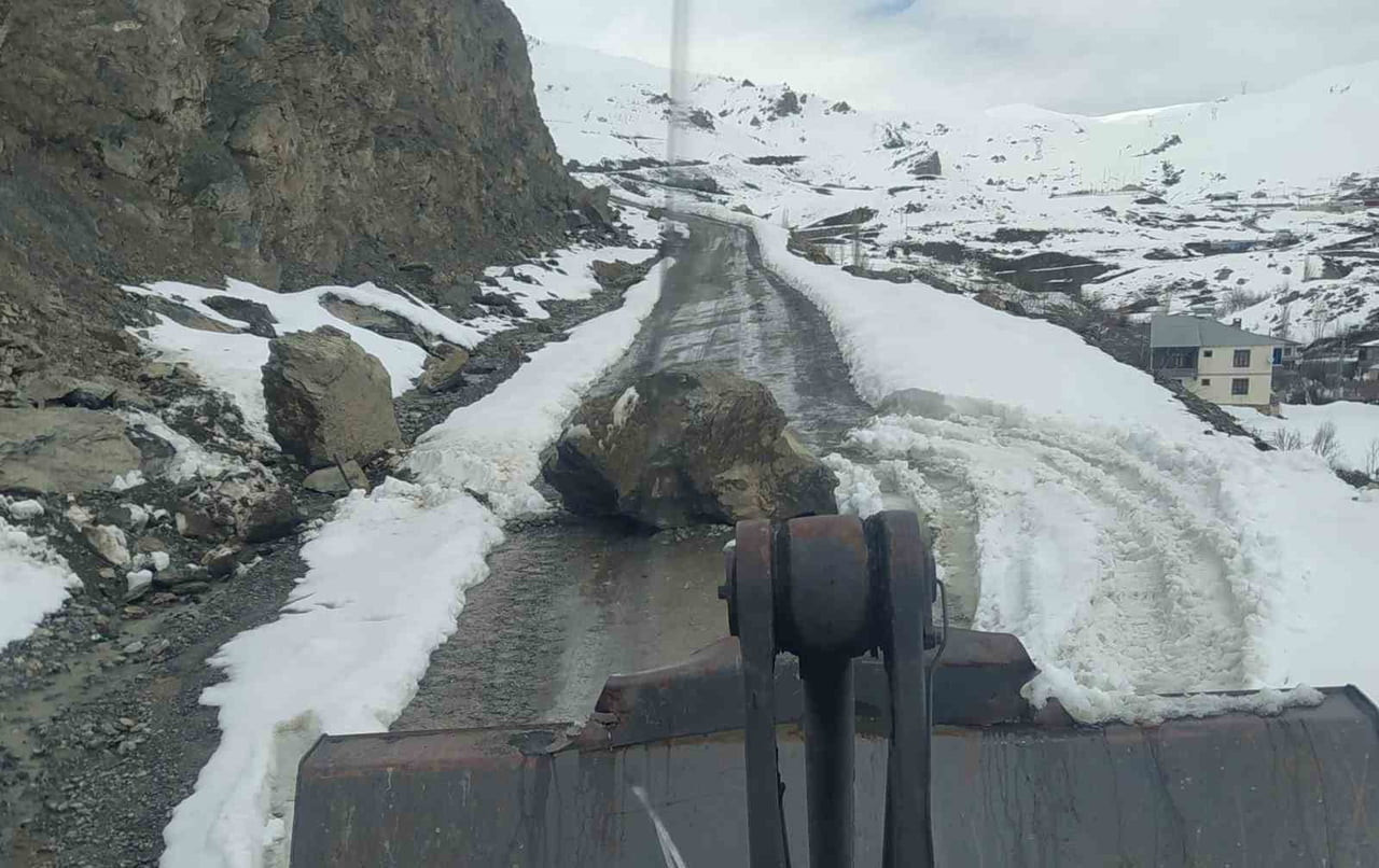 HAKKARİ’NİN YENİ MAHALLE ÜST KISIMLARINDA BULUNAN BERÇALAN YAYLASI YOLUNA KARLARIN ERİMESİ SONUCU...