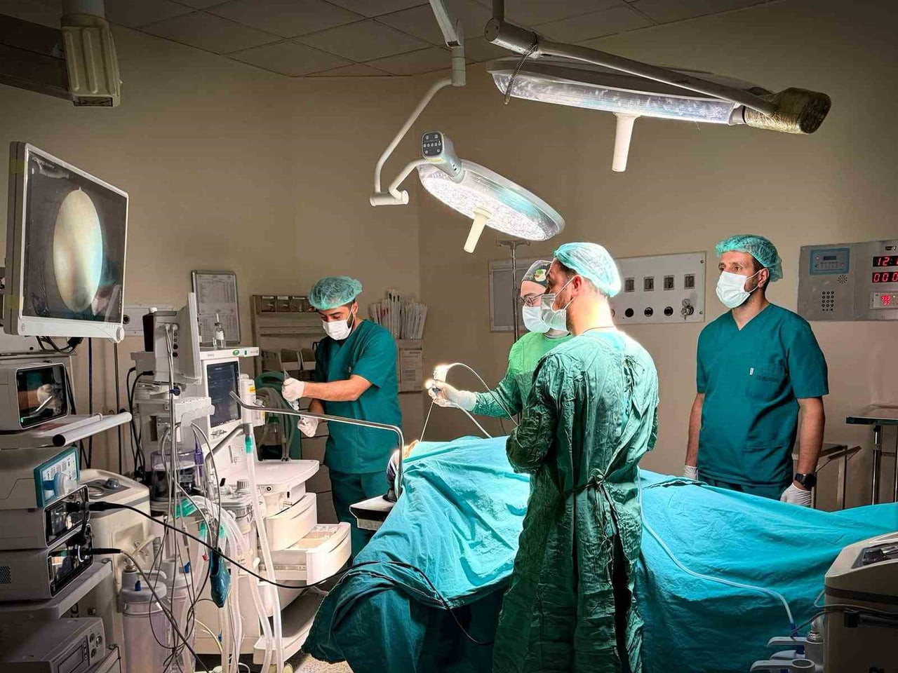 HAKKARİ’NİN YÜKSEKOVA DEVLET HASTANESİ’NDE İLERİ DÜZEY BİR CERRAHİ İŞLEM DAHA BAŞARIYLA...