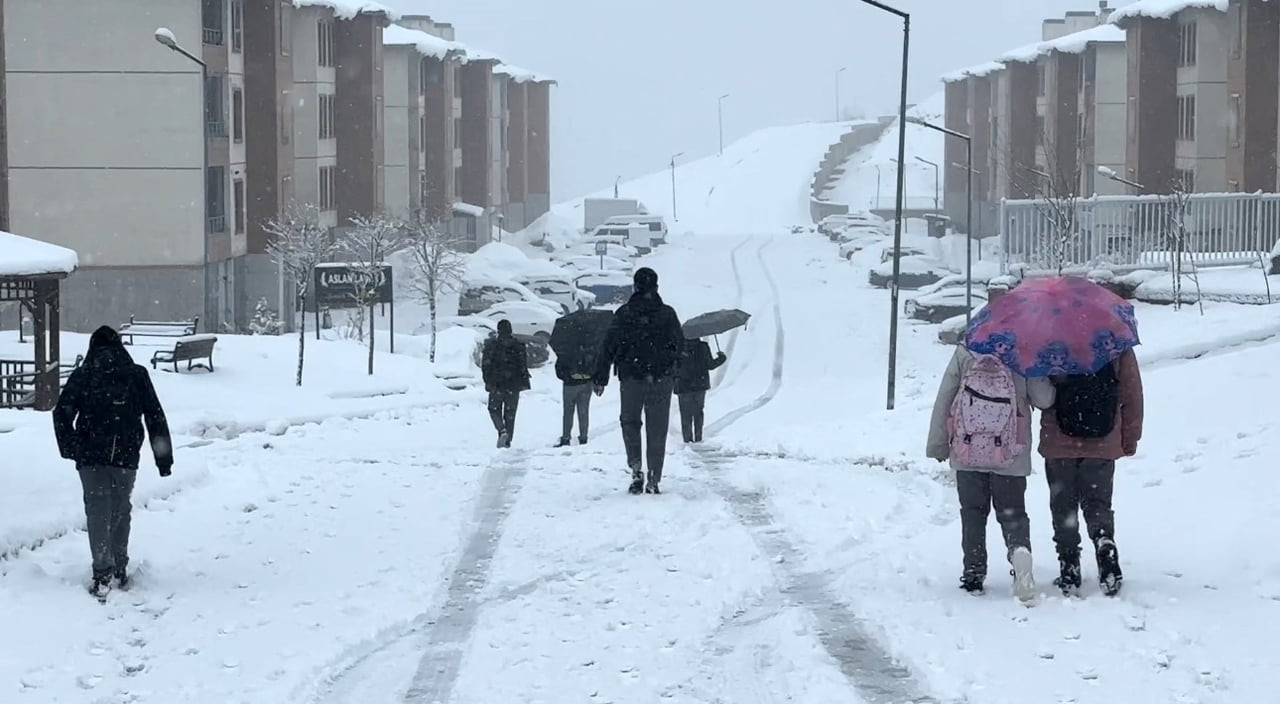 HAKKARİ’NİN YÜKSEKOVA İLÇESİNDE 2 GÜNDÜR DEVAM EDEN YOĞUN KAR YAĞIŞI NEDENİYLE ŞEHİR KIŞ MEVSİMİNİ...
