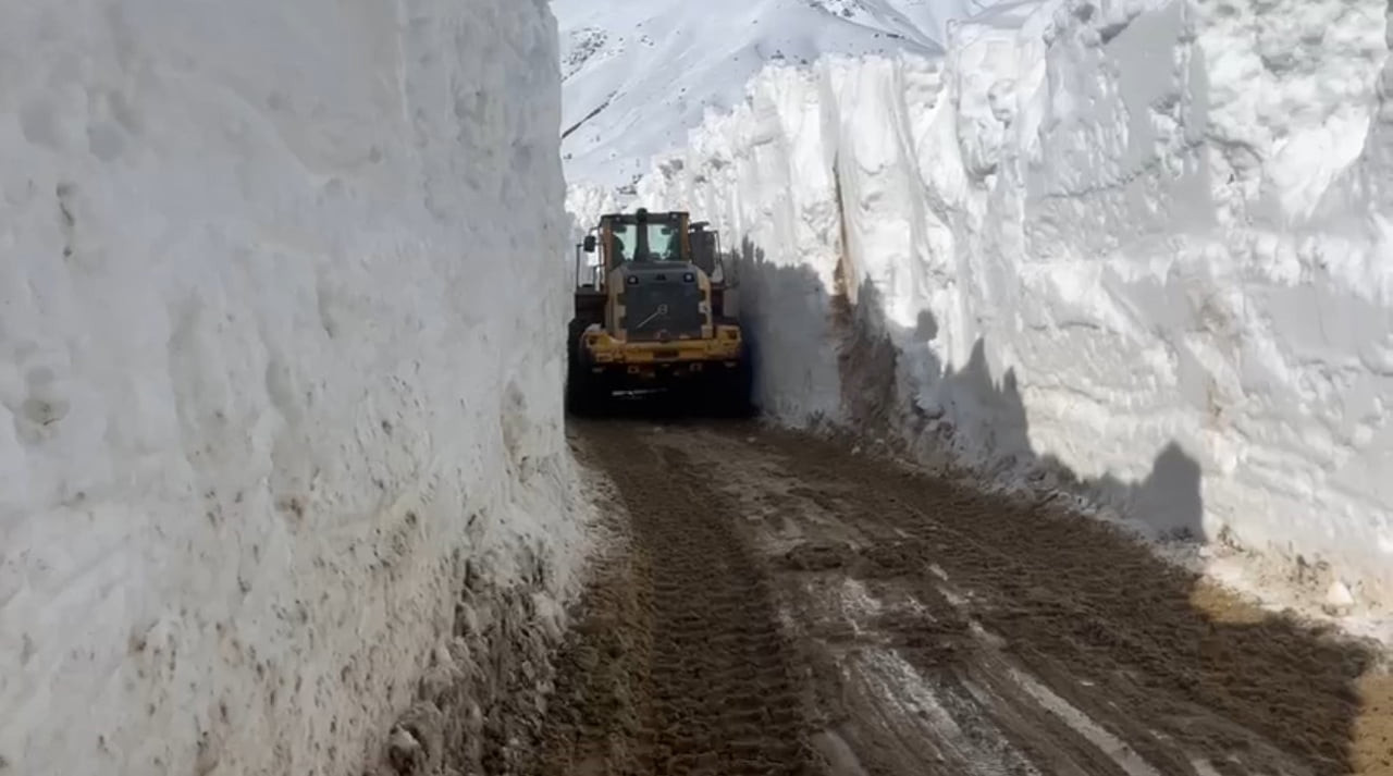 HAKKARİ’NİN YÜKSEKOVA İLÇESİNDE 6 METREYİ AŞAN KARDA YAPILAN ÇALIŞMA SONUCU AÇILAN YOLLAR ADETA...