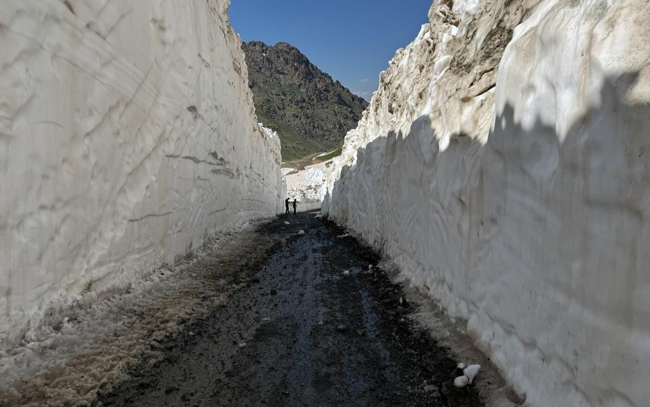 HAKKARİ’NİN YÜKSEKOVA İLÇESİNDE 8 METREYİ AŞAN KARDA YAPILAN ÇALIŞMA SONUCU AÇILAN YOLLAR ADETA...