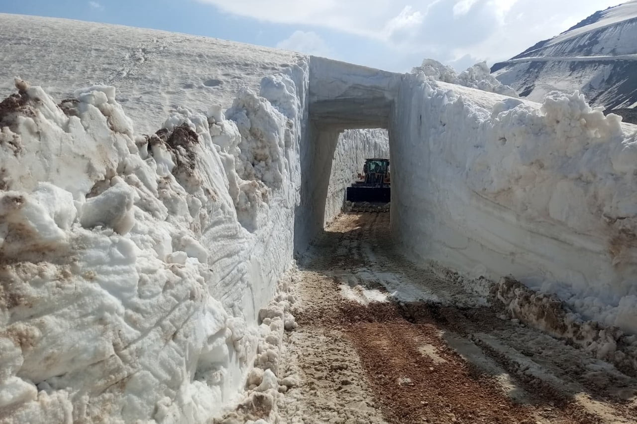 HAKKARİ’NİN YÜKSEKOVA İLÇESİNDE 8 METREYİ AŞAN KARDA YAPILAN ÇALIŞMA SONUCU AÇILAN YOLLAR ADETA...