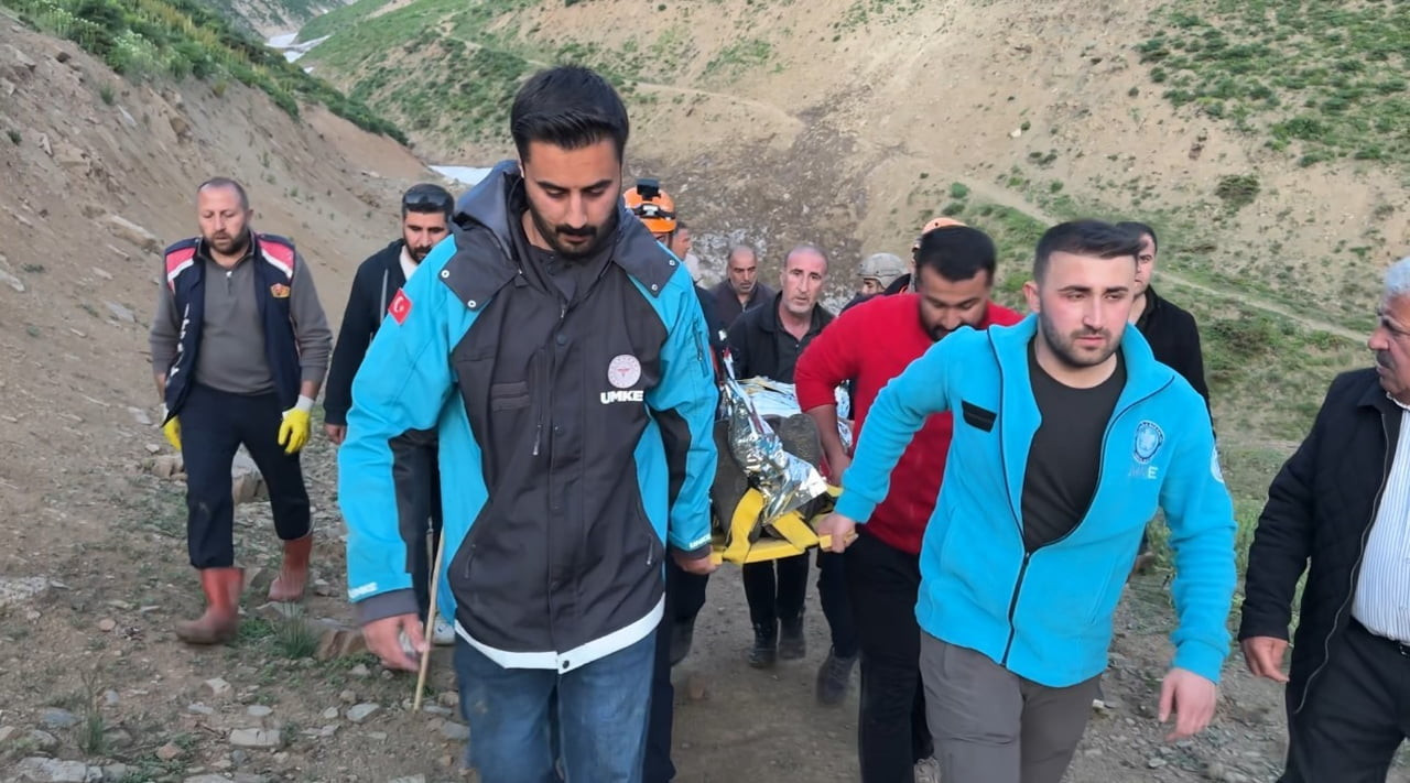 HAKKARİ’NİN YÜKSEKOVA İLÇESİNDE DİK VE SARP KAYALIKLARIN BULUNDUĞU KIRSAL ALANDA ŞİFALI OT VE...