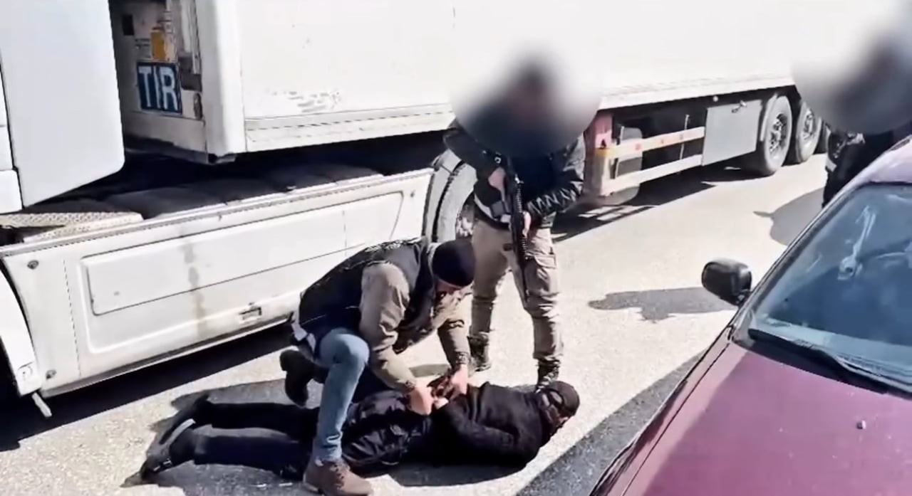 HAKKARİ’NİN YÜKSEKOVA İLÇESİNDE EMNİYET GÜÇLERİNİN TİTİZ TAKİBİ, DEV BİR UYUŞTURUCU SEVKİYATINI...