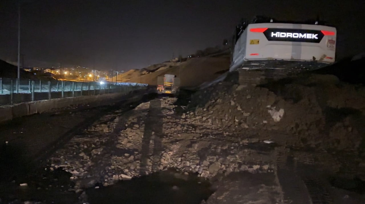 HAKKARİ’NİN YÜKSEKOVA İLÇESİNDE ETKİLİ OLAN YAĞIŞLAR NEDENİYLE MEYDANA GELEN HEYELAN SONUCU PİZOK...