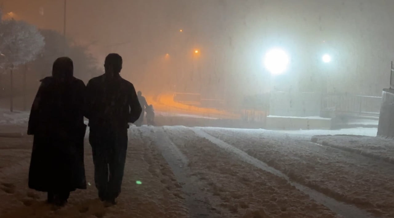 HAKKARİ’NİN YÜKSEKOVA İLÇESİNDE GECE SAATLERİNDE ETKİLİ OLAN YOĞUN KAR YAĞIŞI, İLÇEYİ YENİDEN...