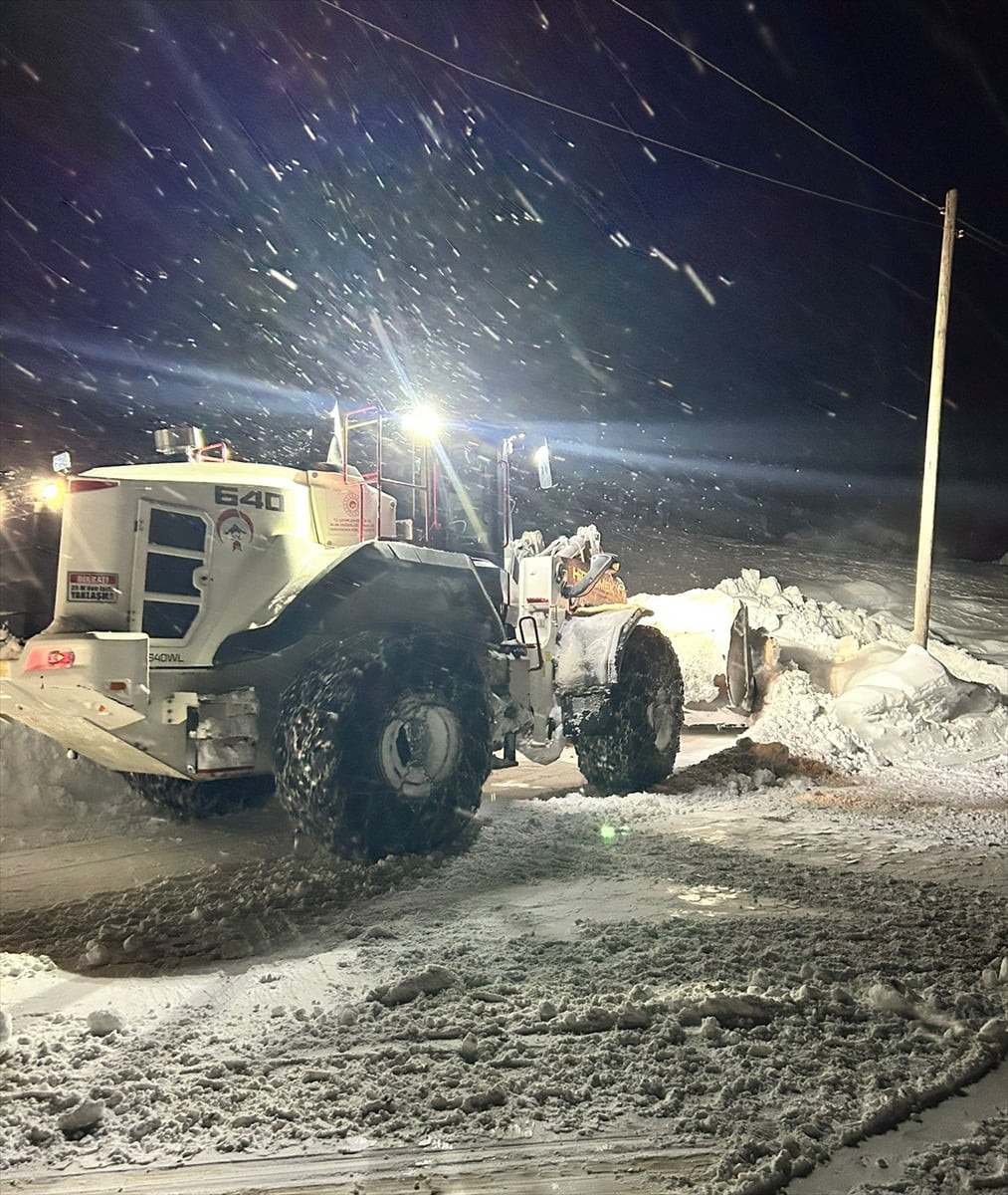 Hakkari’nin Yüksekova ilçesinde kar ve tipi nedeniyle yolda araçlarıyla mahsur kalanlar, ekiplerin...